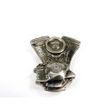 Nagy méretű V-blokk jelvény