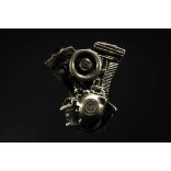 Nagy méretű V-blokk jelvény