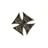 Vaskereszt koponyákkal jelvény