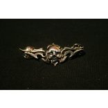 Nonfiguratív koponya jelvény