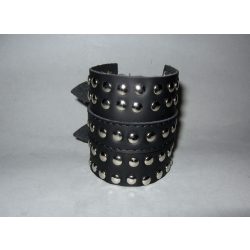 Szegecselt karkötő